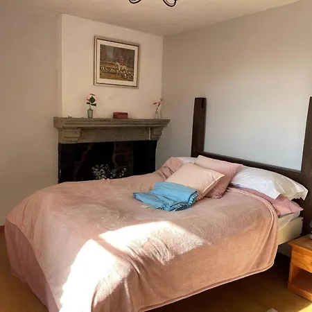 Semesterbostad Secluded, Charming 2 Bedroom Cottage, Heated Pool