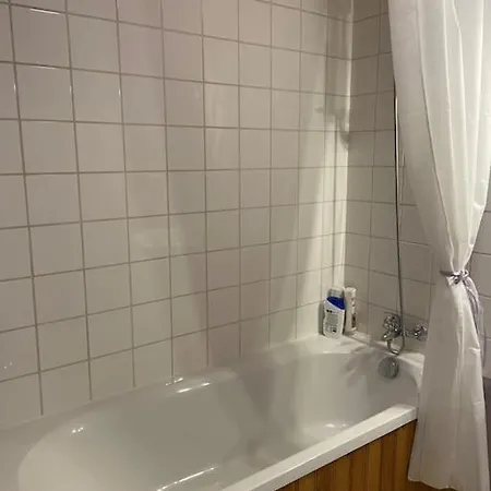 Semesterbostad Secluded, Charming 2 Bedroom Cottage, Heated Pool