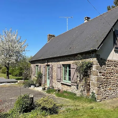 Semesterbostad Secluded, Charming 2 Bedroom Cottage, Heated Pool *