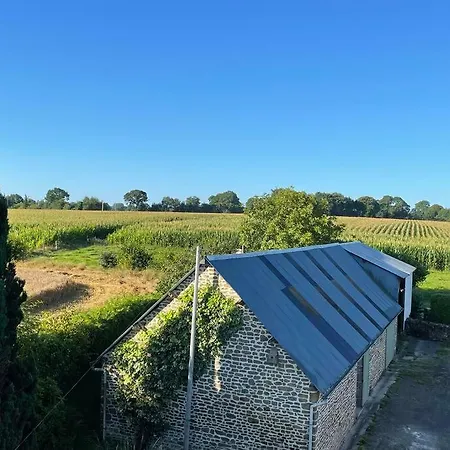 Semesterbostad Secluded, Charming 2 Bedroom Cottage, Heated Pool Levaré