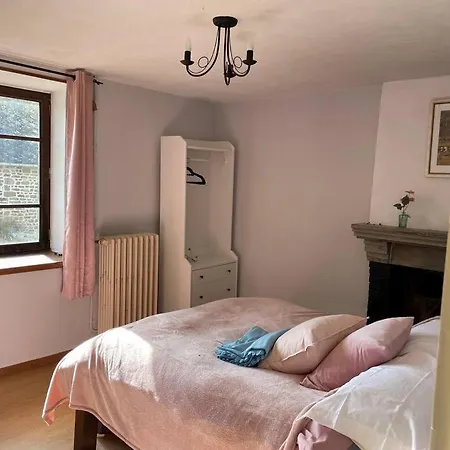 Semesterbostad Secluded, Charming 2 Bedroom Cottage, Heated Pool