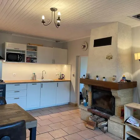 Semesterbostad Secluded, Charming 2 Bedroom Cottage, Heated Pool Levaré