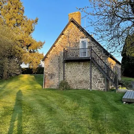 Secluded, Charming 2 Bedroom Cottage, Heated Pool Levaré