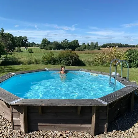 Semesterbostad Secluded, Charming 2 Bedroom Cottage, Heated Pool Levaré