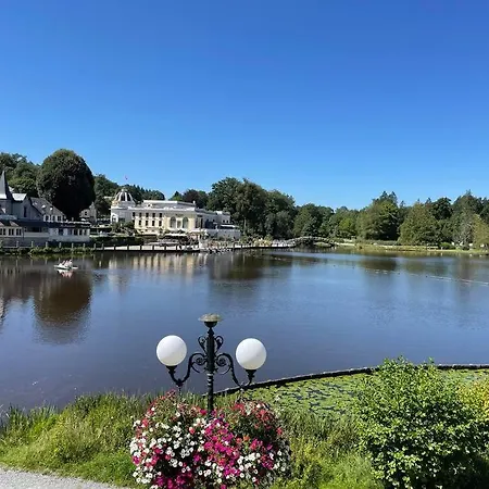 Semesterbostad Secluded, Charming 2 Bedroom Cottage, Heated Pool