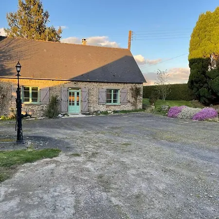 Secluded, Charming 2 Bedroom Cottage, Heated Pool Semesterbostad