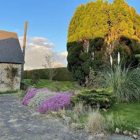 Secluded, Charming 2 Bedroom Cottage, Heated Pool Semesterbostad