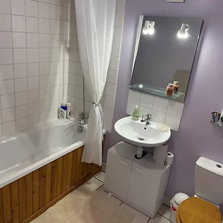 Semesterbostad Secluded, Charming 2 Bedroom Cottage, Heated Pool Levaré