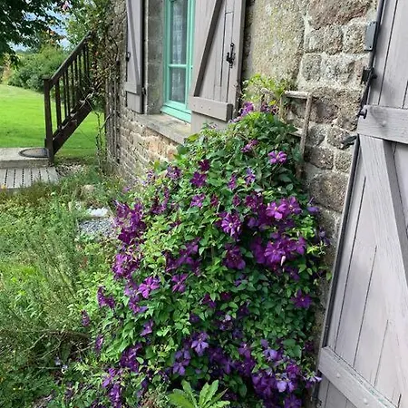 Semesterbostad Secluded, Charming 2 Bedroom Cottage, Heated Pool
